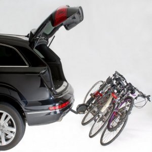 Porte vélo De la marque Mottez type Hercule attaché à l'arrière de la voiture avec une vue latérale