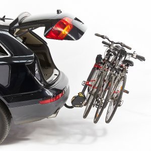 Porte vélo De la marque Mottez type Hercule attaché à l'arrière de la voiture avec une vue latérale reculée