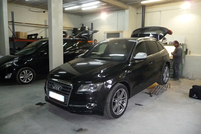 Pose d'attelage dans les ateliers Remorques Franc à lyon Limonest ici une voiture audi vue de face