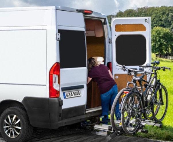 Porte vélo Eufab électrique attaché à une voiture van à l'arrière